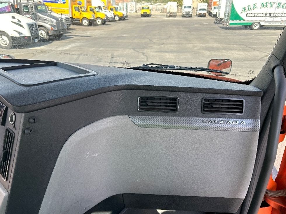 Day Cab Tractor-Heavy Duty Tractors-Freightliner-2019-T12664ST-El Paso-TX-570,368\n\t\tmiles-$ 33,000 - Image 13