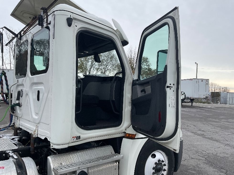 Day Cab Tractor-Heavy Duty Tractors-Freightliner-2019-T12664ST-Elizabethtown-KY-546,244\n\t\tmiles-$ 32,500 - Image 12