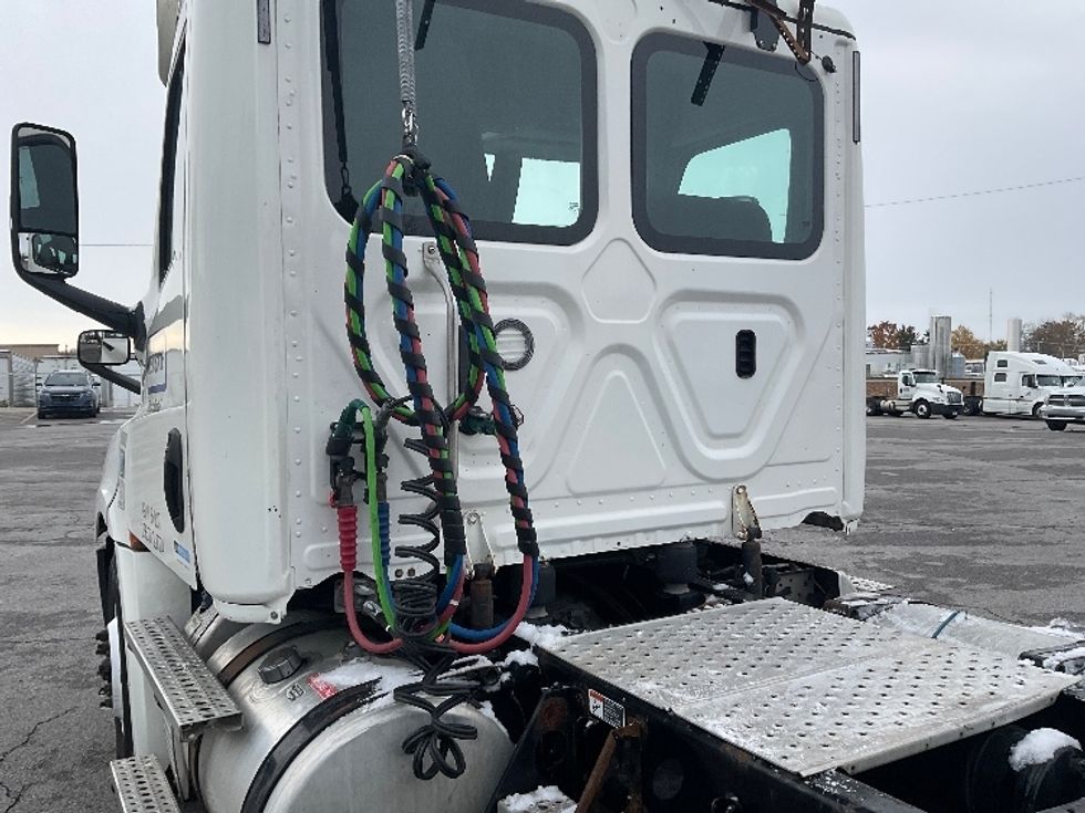 Day Cab Tractor-Heavy Duty Tractors-Freightliner-2019-T12664ST-Elizabethtown-KY-546,244\n\t\tmiles-$ 32,500 - Image 18