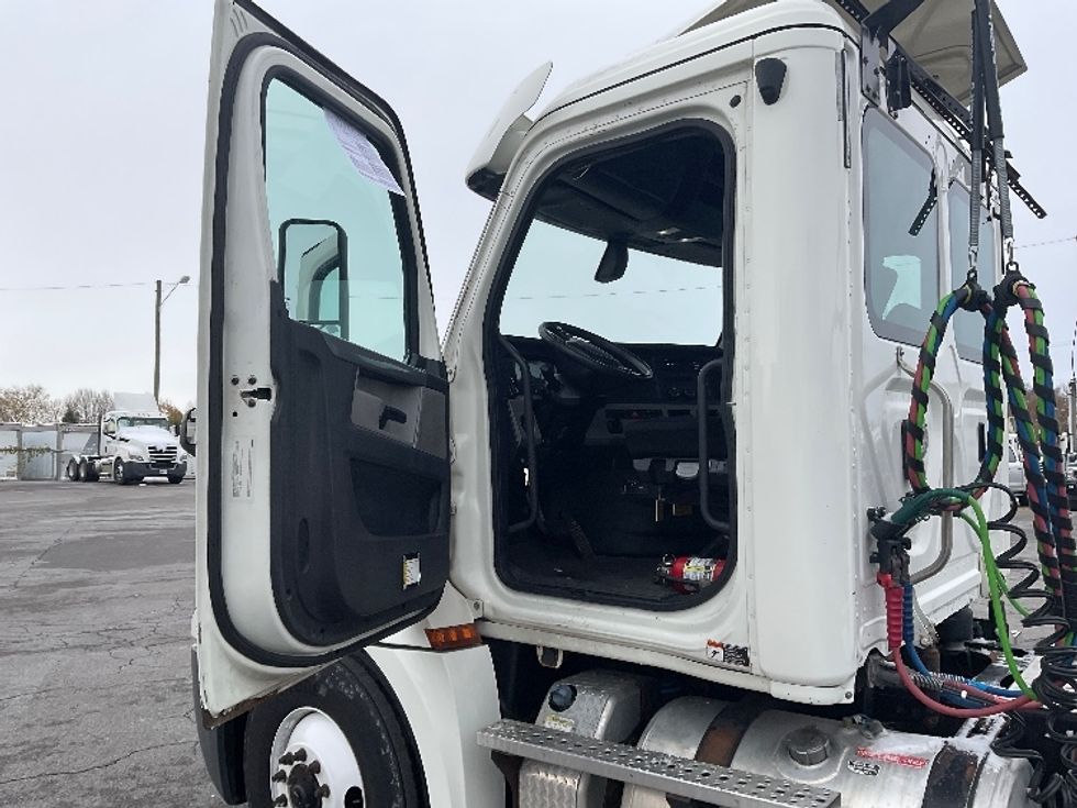 Day Cab Tractor-Heavy Duty Tractors-Freightliner-2019-T12664ST-Elizabethtown-KY-546,244\n\t\tmiles-$ 32,500 - Image 9