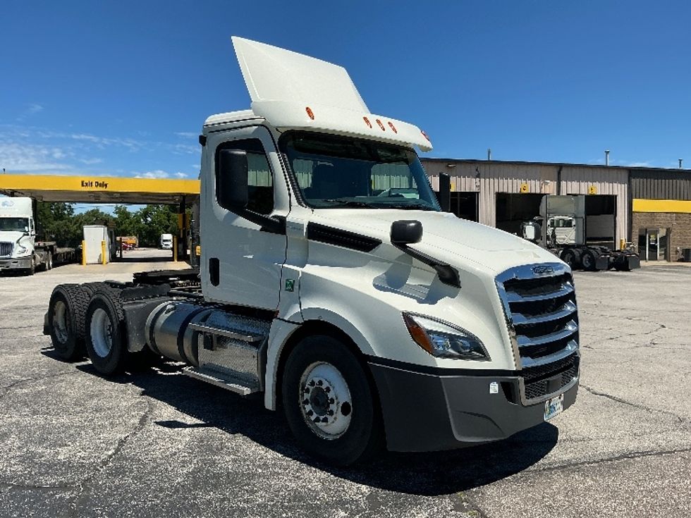 Day Cab Tractor-Heavy Duty Tractors-Freightliner-2019-T12664ST-Elkhart-IN-114,522\n\t\tmiles-$ 57,000 - Image 1