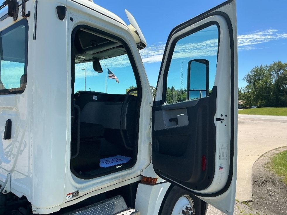 Day Cab Tractor-Heavy Duty Tractors-Freightliner-2019-T12664ST-Elkhart-IN-114,522\n\t\tmiles-$ 57,000 - Image 12