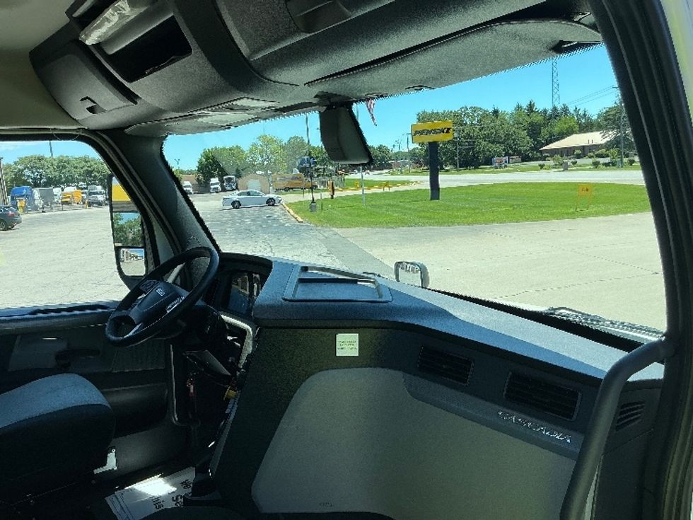 Day Cab Tractor-Heavy Duty Tractors-Freightliner-2019-T12664ST-Elkhart-IN-114,522\n\t\tmiles-$ 57,000 - Image 13