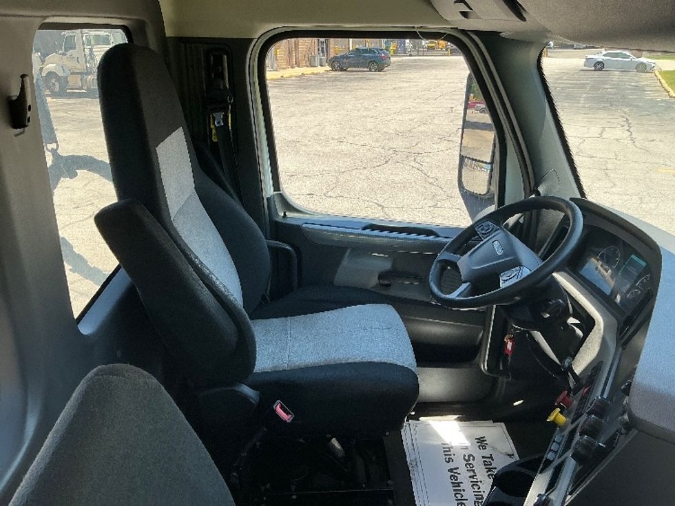 Day Cab Tractor-Heavy Duty Tractors-Freightliner-2019-T12664ST-Elkhart-IN-114,522\n\t\tmiles-$ 57,000 - Image 14