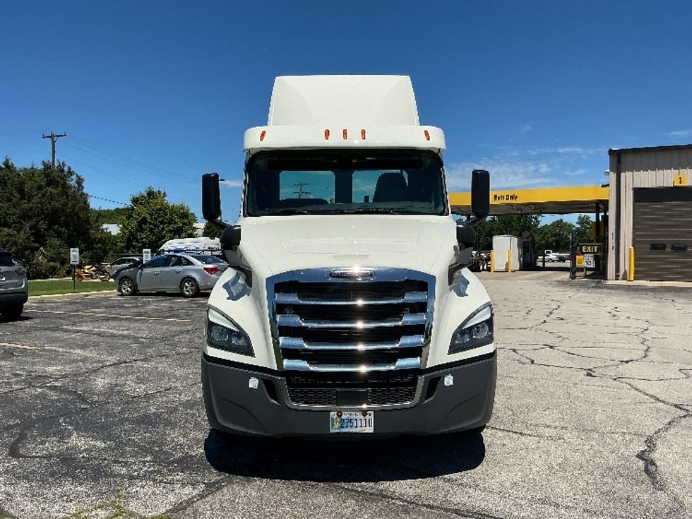 Day Cab Tractor-Heavy Duty Tractors-Freightliner-2019-T12664ST-Elkhart-IN-114,522\n\t\tmiles-$ 57,000 - Image 2