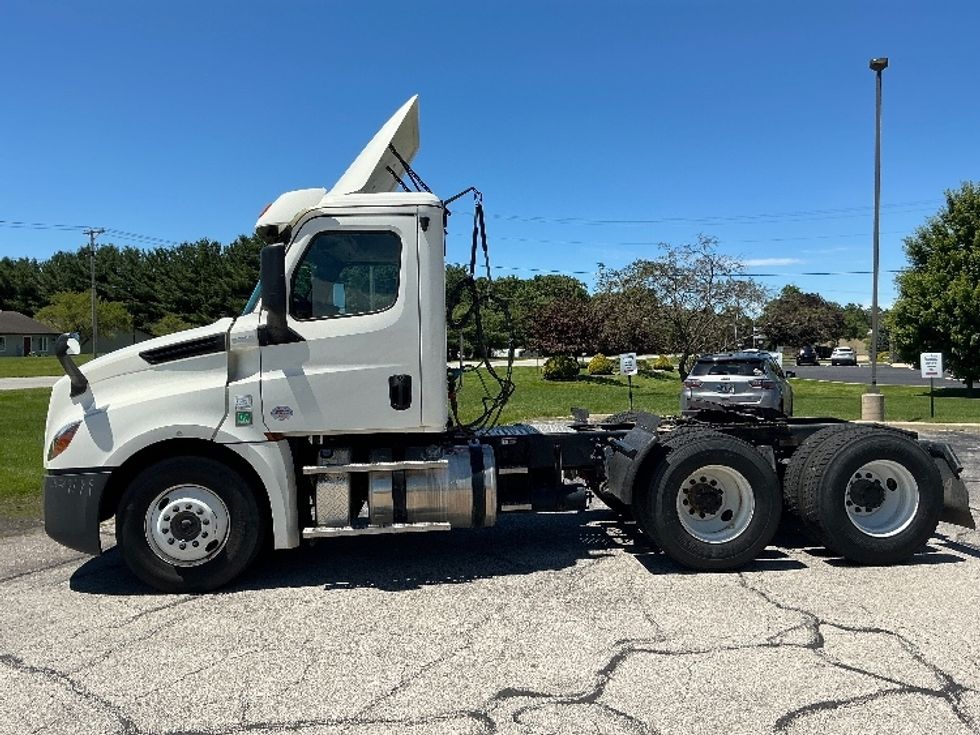 Day Cab Tractor-Heavy Duty Tractors-Freightliner-2019-T12664ST-Elkhart-IN-114,522\n\t\tmiles-$ 57,000 - Image 4