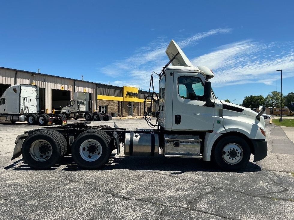 Day Cab Tractor-Heavy Duty Tractors-Freightliner-2019-T12664ST-Elkhart-IN-114,522\n\t\tmiles-$ 57,000 - Image 8