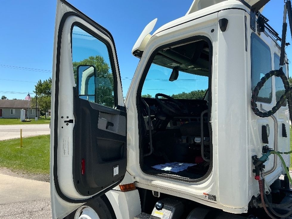 Day Cab Tractor-Heavy Duty Tractors-Freightliner-2019-T12664ST-Elkhart-IN-114,522\n\t\tmiles-$ 57,000 - Image 9
