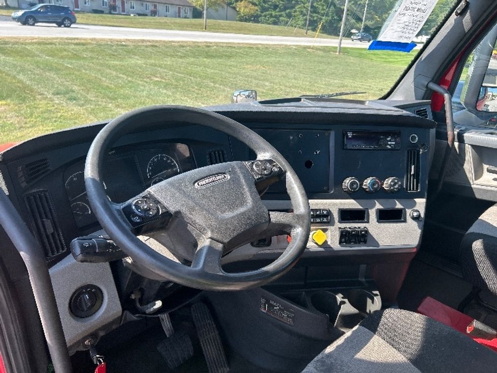 Day Cab Tractor-Heavy Duty Tractors-Freightliner-2019-T12664ST-Elkhart-IN-177,123\n\t\tmiles-$ 59,000 - Image 10