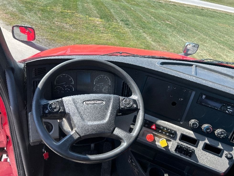 Day Cab Tractor-Heavy Duty Tractors-Freightliner-2019-T12664ST-Elkhart-IN-177,123\n\t\tmiles-$ 59,000 - Image 11