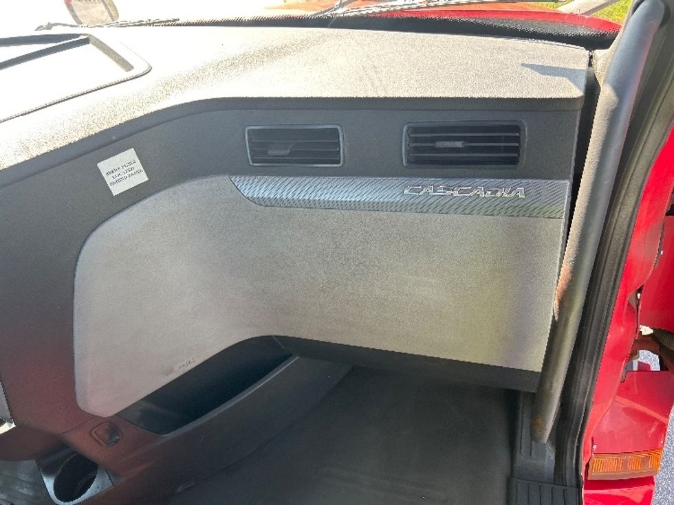 Day Cab Tractor-Heavy Duty Tractors-Freightliner-2019-T12664ST-Elkhart-IN-177,123\n\t\tmiles-$ 59,000 - Image 13