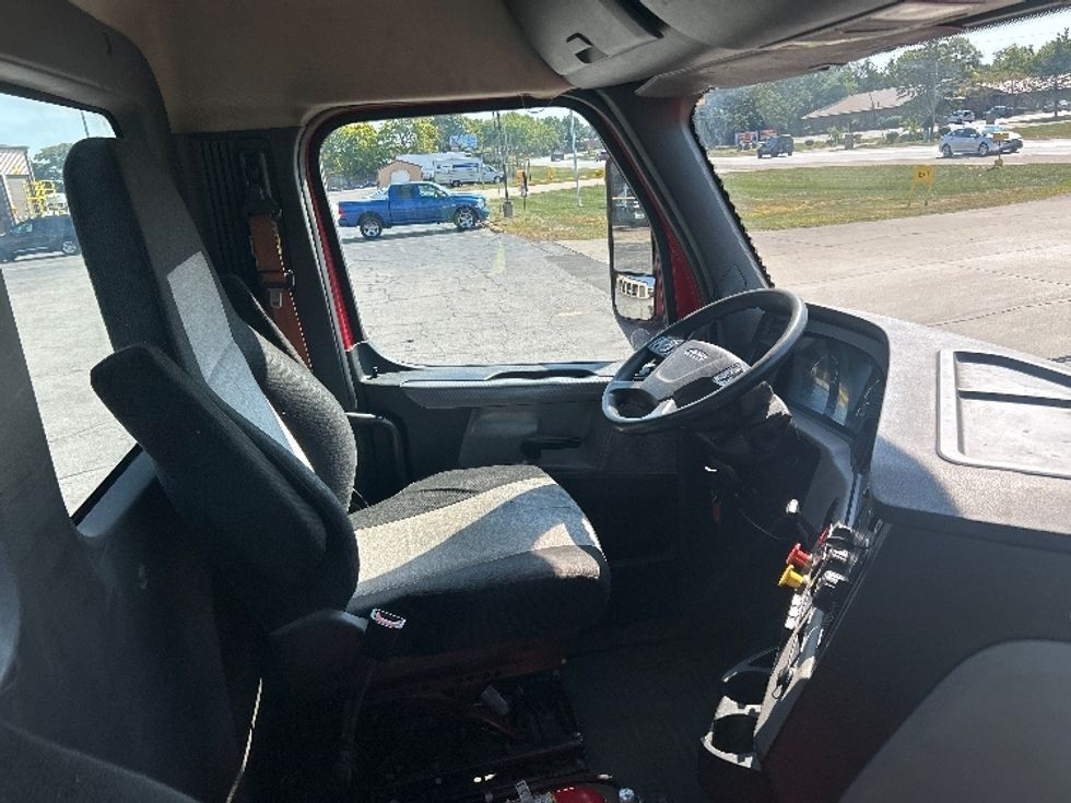 Day Cab Tractor-Heavy Duty Tractors-Freightliner-2019-T12664ST-Elkhart-IN-177,123\n\t\tmiles-$ 59,000 - Image 14