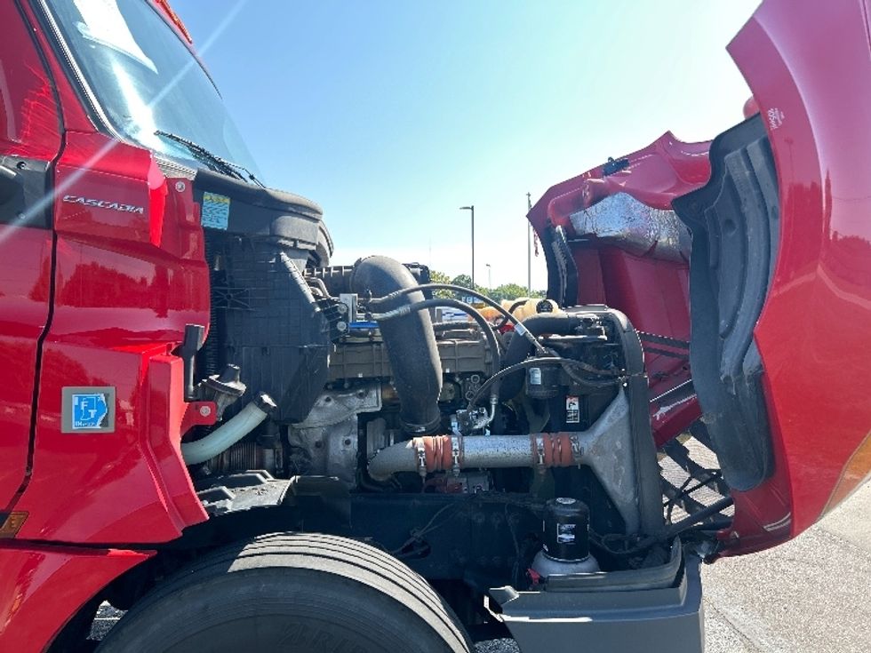 Day Cab Tractor-Heavy Duty Tractors-Freightliner-2019-T12664ST-Elkhart-IN-177,123\n\t\tmiles-$ 59,000 - Image 15