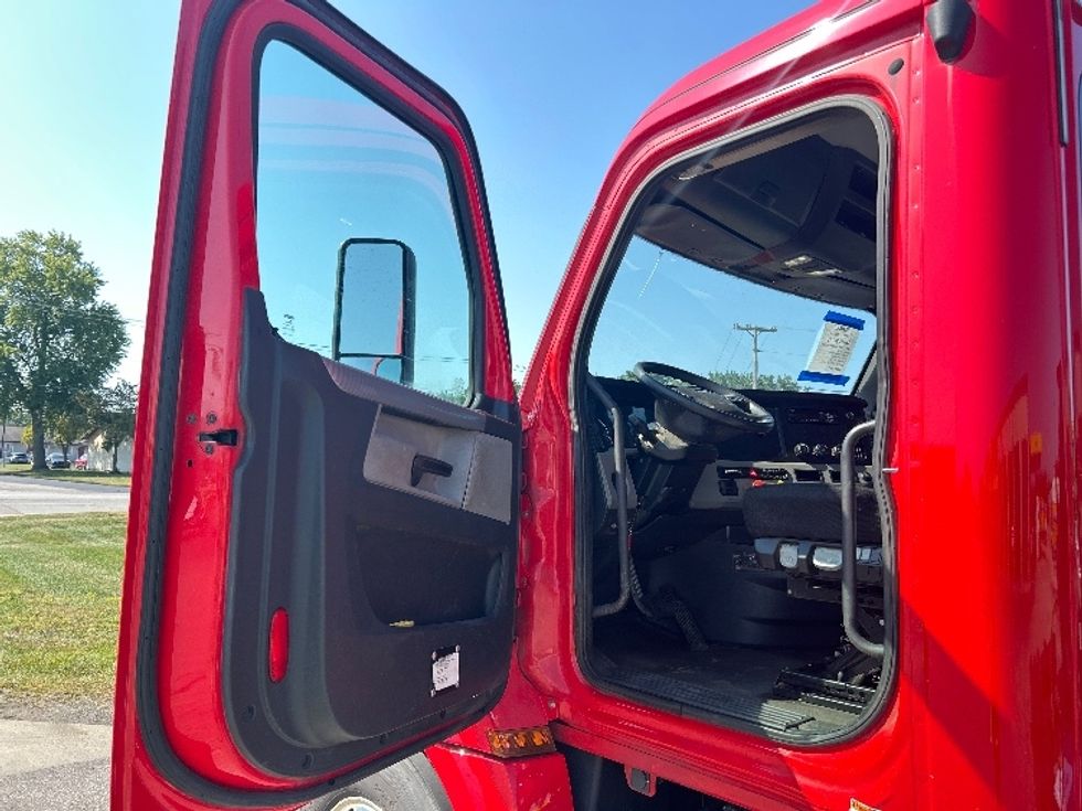 Day Cab Tractor-Heavy Duty Tractors-Freightliner-2019-T12664ST-Elkhart-IN-177,123\n\t\tmiles-$ 59,000 - Image 9