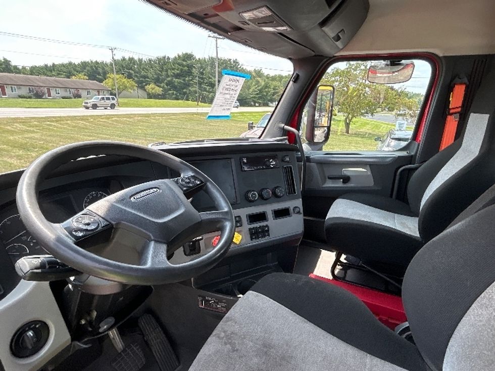 Day Cab Tractor-Heavy Duty Tractors-Freightliner-2019-T12664ST-Elkhart-IN-254,047\n\t\tmiles-$ 54,750 - Image 10