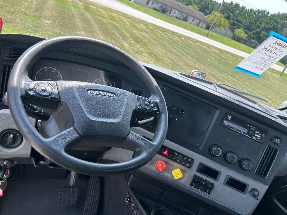 Day Cab Tractor-Heavy Duty Tractors-Freightliner-2019-T12664ST-Elkhart-IN-254,047\n\t\tmiles-$ 54,750 - Image 11
