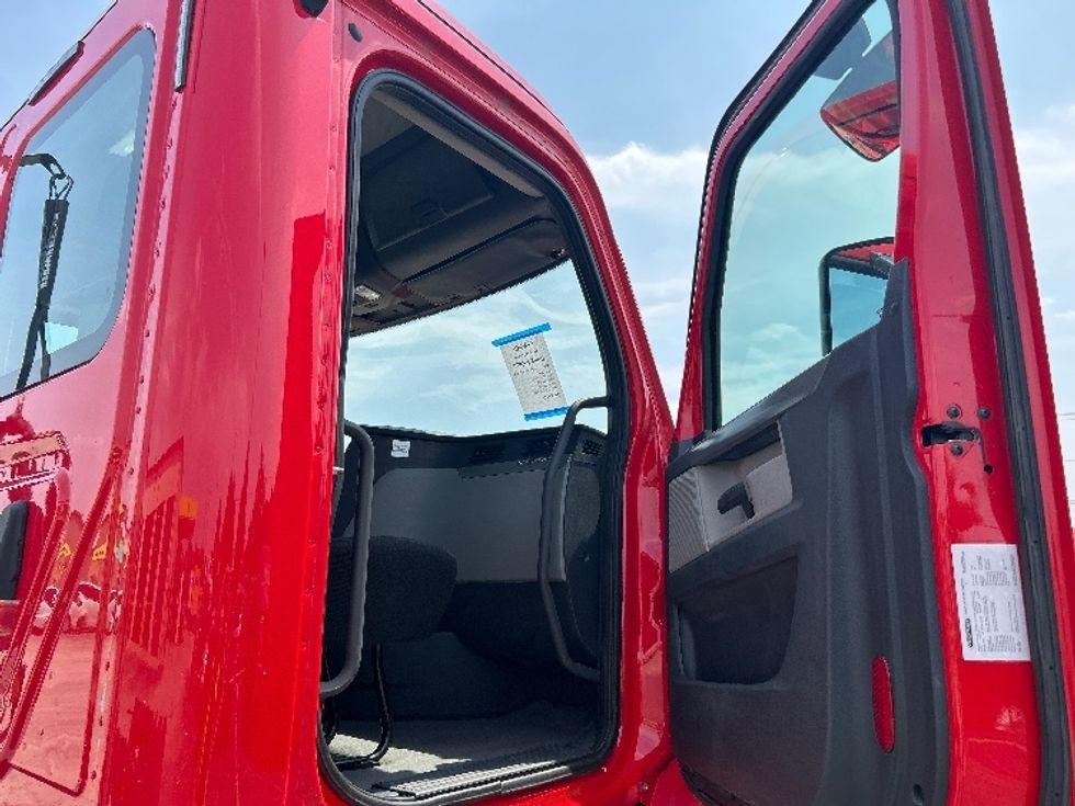 Day Cab Tractor-Heavy Duty Tractors-Freightliner-2019-T12664ST-Elkhart-IN-254,047\n\t\tmiles-$ 54,750 - Image 12