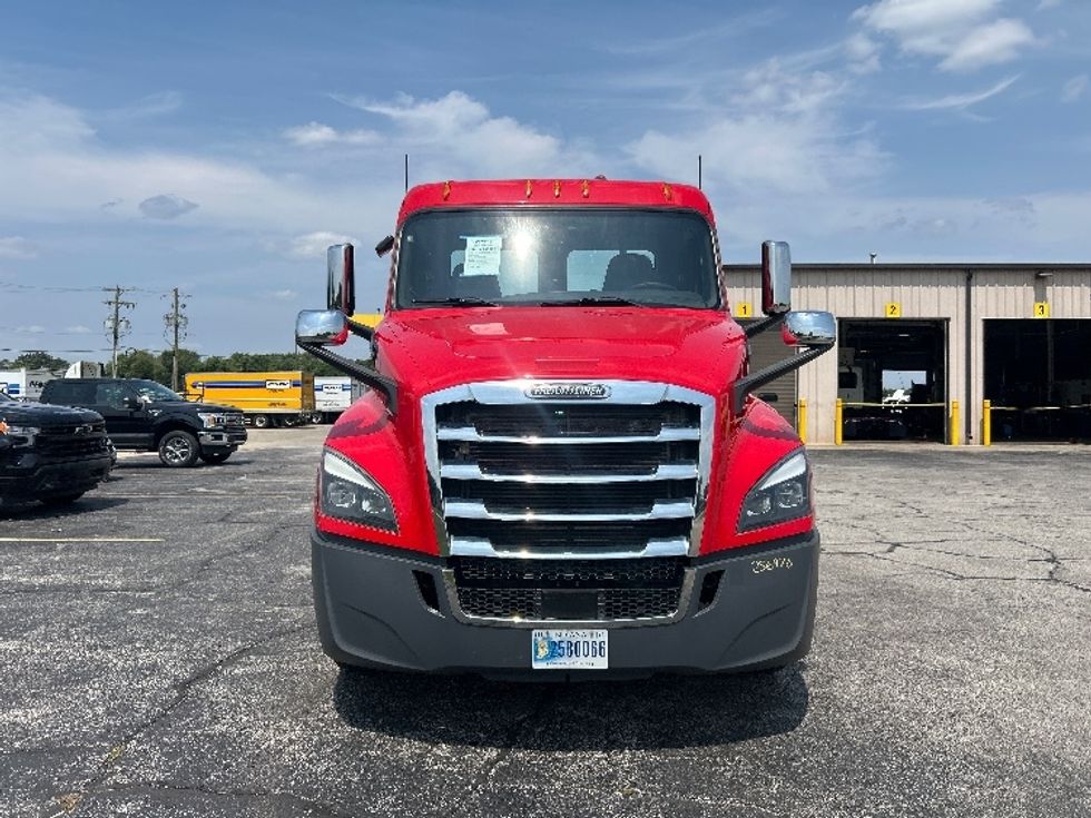 Day Cab Tractor-Heavy Duty Tractors-Freightliner-2019-T12664ST-Elkhart-IN-254,047\n\t\tmiles-$ 54,750 - Image 2