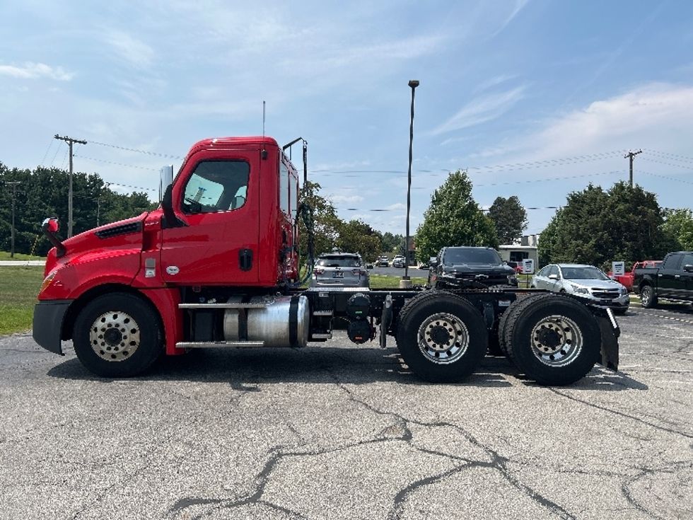Day Cab Tractor-Heavy Duty Tractors-Freightliner-2019-T12664ST-Elkhart-IN-254,047\n\t\tmiles-$ 54,750 - Image 4