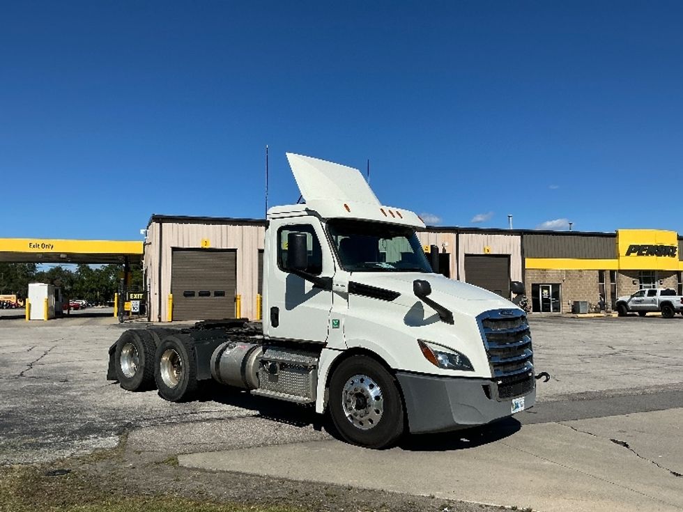 Day Cab Tractor-Heavy Duty Tractors-Freightliner-2019-T12664ST-Elkhart-IN-271,530\n\t\tmiles-$ 51,500 - Image 1