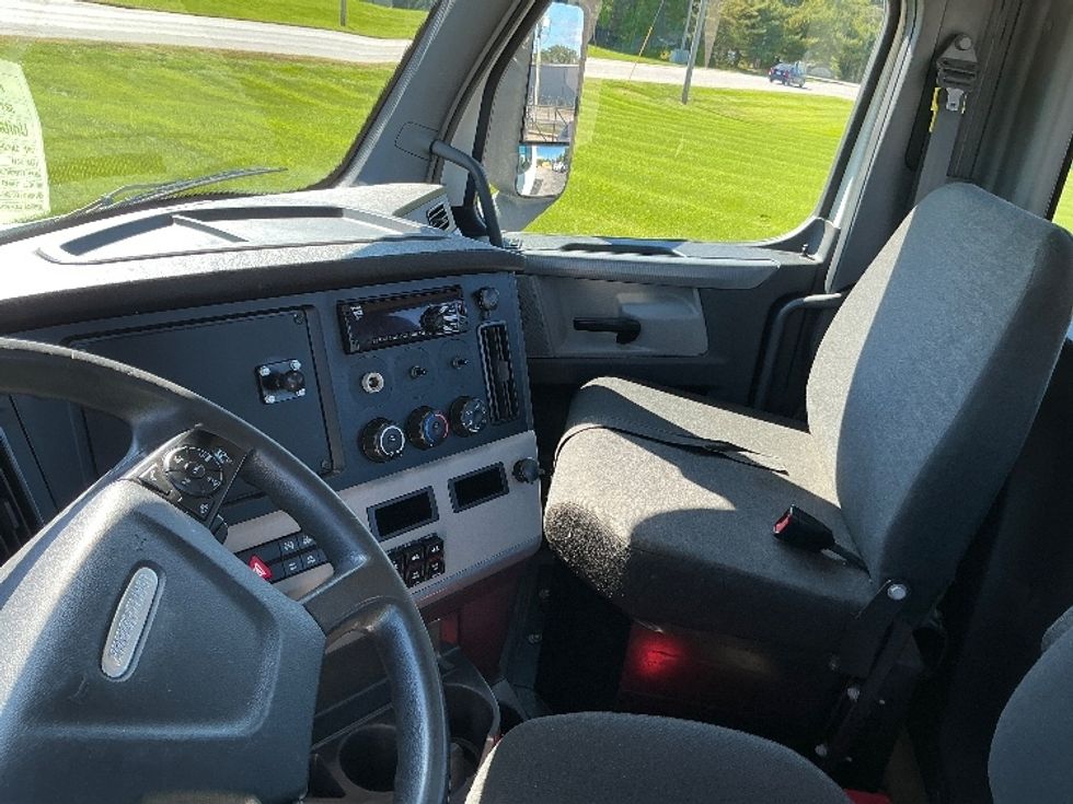Day Cab Tractor-Heavy Duty Tractors-Freightliner-2019-T12664ST-Elkhart-IN-271,530\n\t\tmiles-$ 51,500 - Image 10