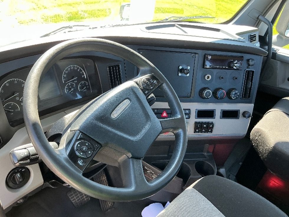 Day Cab Tractor-Heavy Duty Tractors-Freightliner-2019-T12664ST-Elkhart-IN-271,530\n\t\tmiles-$ 51,500 - Image 11