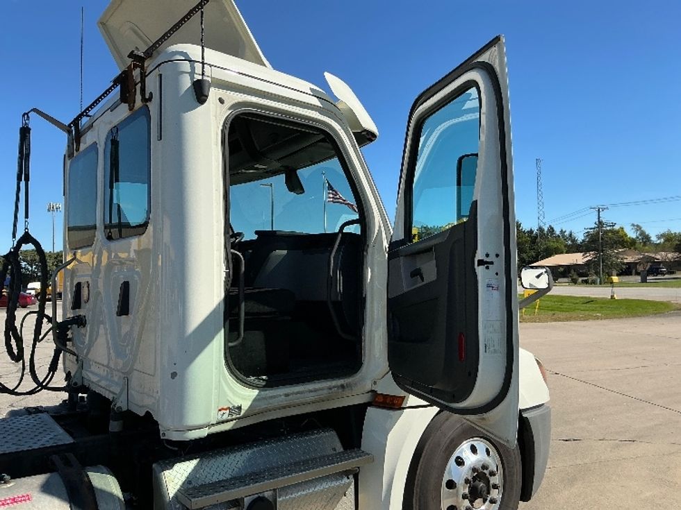 Day Cab Tractor-Heavy Duty Tractors-Freightliner-2019-T12664ST-Elkhart-IN-271,530\n\t\tmiles-$ 51,500 - Image 12