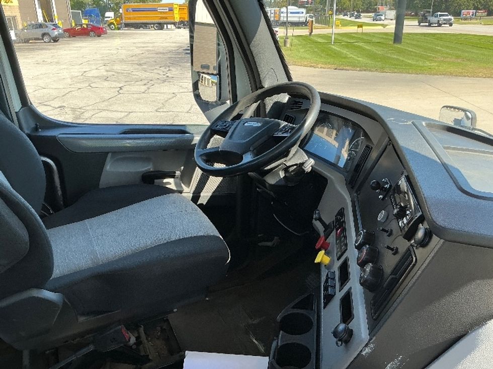 Day Cab Tractor-Heavy Duty Tractors-Freightliner-2019-T12664ST-Elkhart-IN-271,530\n\t\tmiles-$ 51,500 - Image 14