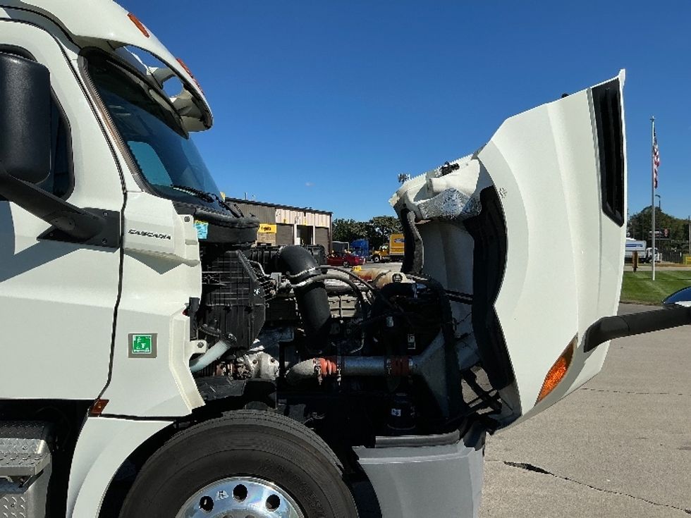 Day Cab Tractor-Heavy Duty Tractors-Freightliner-2019-T12664ST-Elkhart-IN-271,530\n\t\tmiles-$ 51,500 - Image 15