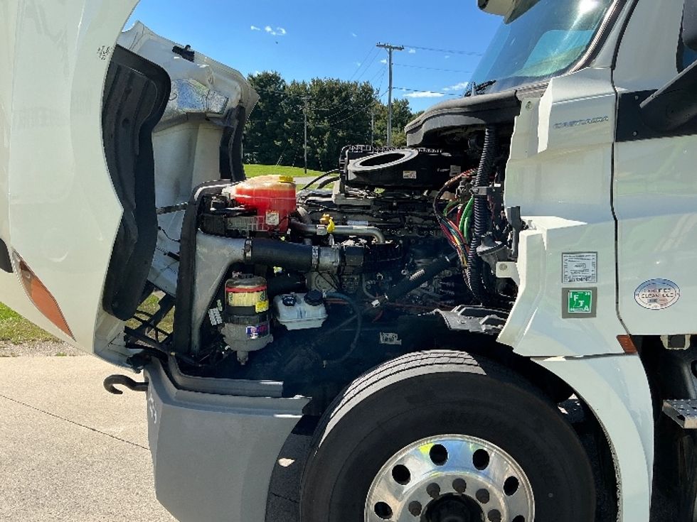 Day Cab Tractor-Heavy Duty Tractors-Freightliner-2019-T12664ST-Elkhart-IN-271,530\n\t\tmiles-$ 51,500 - Image 16
