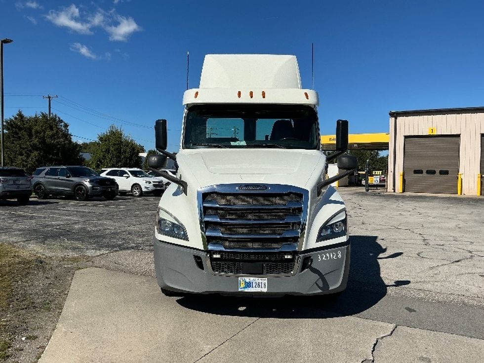 Day Cab Tractor-Heavy Duty Tractors-Freightliner-2019-T12664ST-Elkhart-IN-271,530\n\t\tmiles-$ 51,500 - Image 2