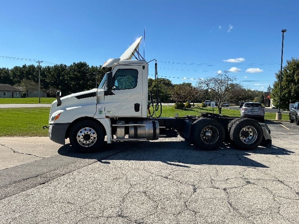 Day Cab Tractor-Heavy Duty Tractors-Freightliner-2019-T12664ST-Elkhart-IN-271,530\n\t\tmiles-$ 51,500 - Image 4