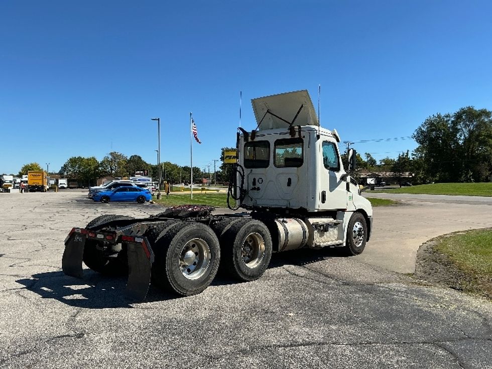 Day Cab Tractor-Heavy Duty Tractors-Freightliner-2019-T12664ST-Elkhart-IN-271,530\n\t\tmiles-$ 51,500 - Image 7