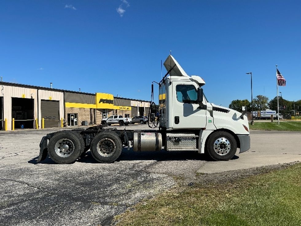 Day Cab Tractor-Heavy Duty Tractors-Freightliner-2019-T12664ST-Elkhart-IN-271,530\n\t\tmiles-$ 51,500 - Image 8