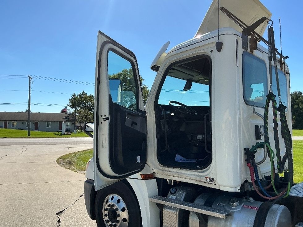 Day Cab Tractor-Heavy Duty Tractors-Freightliner-2019-T12664ST-Elkhart-IN-271,530\n\t\tmiles-$ 51,500 - Image 9