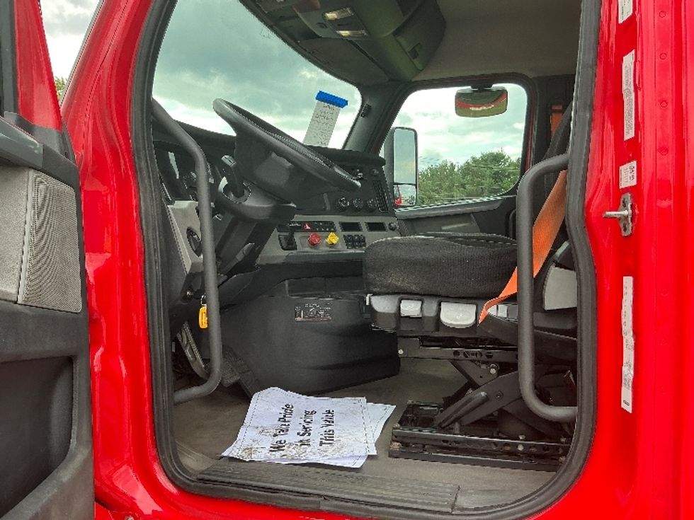 Day Cab Tractor-Heavy Duty Tractors-Freightliner-2019-T12664ST-Elkhart-IN-286,859\n\t\tmiles-$ 48,000 - Image 10