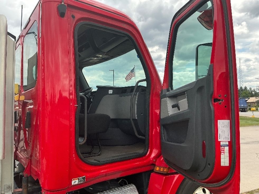 Day Cab Tractor-Heavy Duty Tractors-Freightliner-2019-T12664ST-Elkhart-IN-286,859\n\t\tmiles-$ 48,000 - Image 12