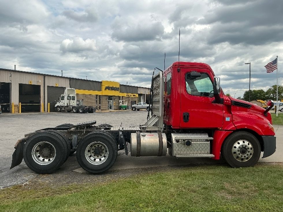 Day Cab Tractor-Heavy Duty Tractors-Freightliner-2019-T12664ST-Elkhart-IN-286,859\n\t\tmiles-$ 48,000 - Image 8