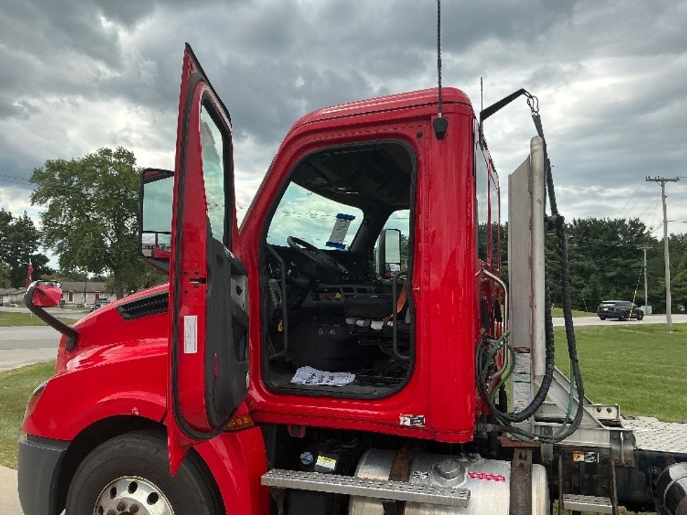 Day Cab Tractor-Heavy Duty Tractors-Freightliner-2019-T12664ST-Elkhart-IN-286,859\n\t\tmiles-$ 48,000 - Image 9