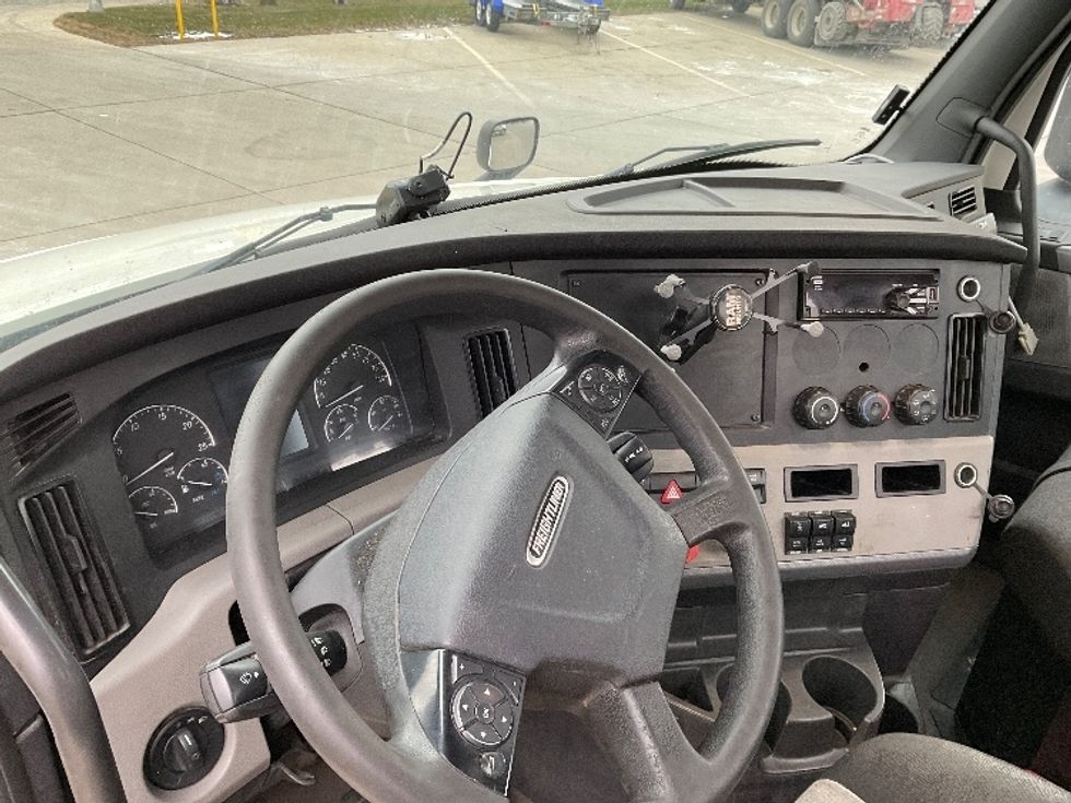 Day Cab Tractor-Heavy Duty Tractors-Freightliner-2019-T12664ST-Elkhart-IN-312,887\n\t\tmiles-$ 58,750 - Image 10