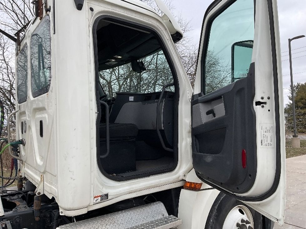 Day Cab Tractor-Heavy Duty Tractors-Freightliner-2019-T12664ST-Elkhart-IN-312,887\n\t\tmiles-$ 58,750 - Image 12