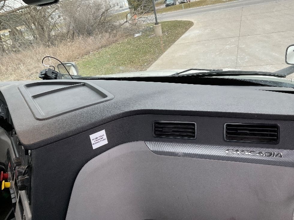 Day Cab Tractor-Heavy Duty Tractors-Freightliner-2019-T12664ST-Elkhart-IN-312,887\n\t\tmiles-$ 58,750 - Image 13