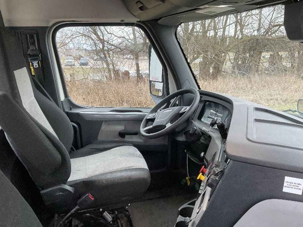 Day Cab Tractor-Heavy Duty Tractors-Freightliner-2019-T12664ST-Elkhart-IN-312,887\n\t\tmiles-$ 58,750 - Image 14