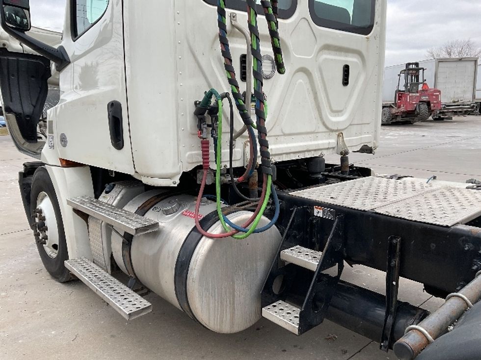 Day Cab Tractor-Heavy Duty Tractors-Freightliner-2019-T12664ST-Elkhart-IN-312,887\n\t\tmiles-$ 58,750 - Image 17