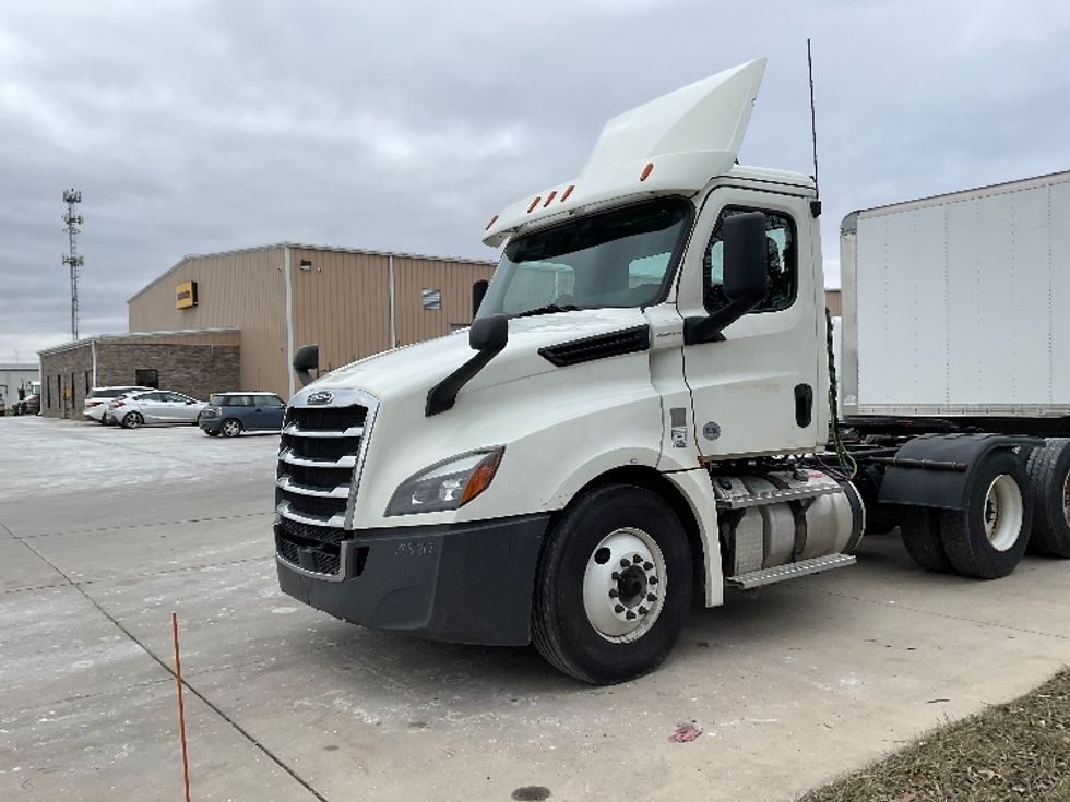 Day Cab Tractor-Heavy Duty Tractors-Freightliner-2019-T12664ST-Elkhart-IN-312,887\n\t\tmiles-$ 58,750 - Image 3