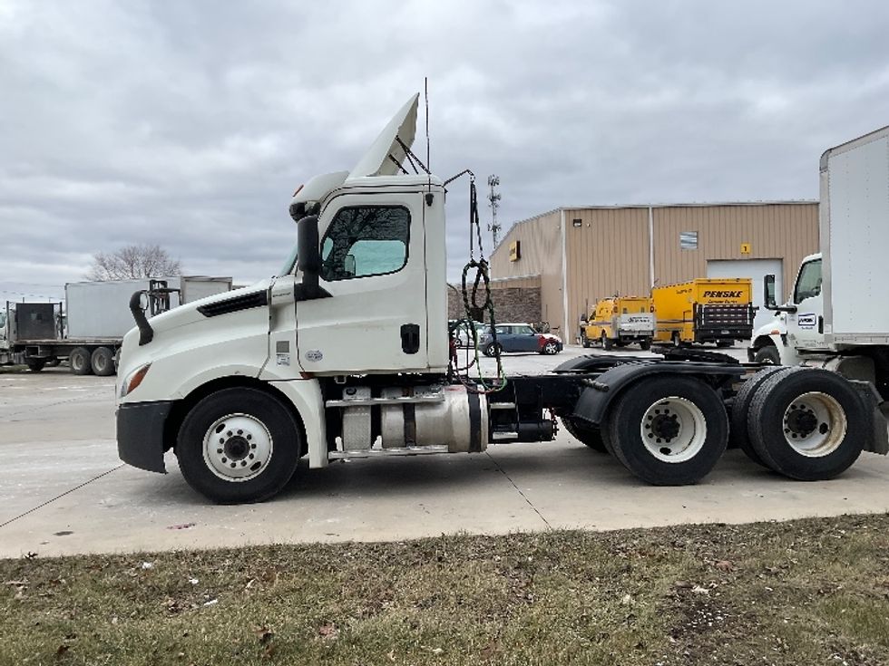 Day Cab Tractor-Heavy Duty Tractors-Freightliner-2019-T12664ST-Elkhart-IN-312,887\n\t\tmiles-$ 58,750 - Image 4