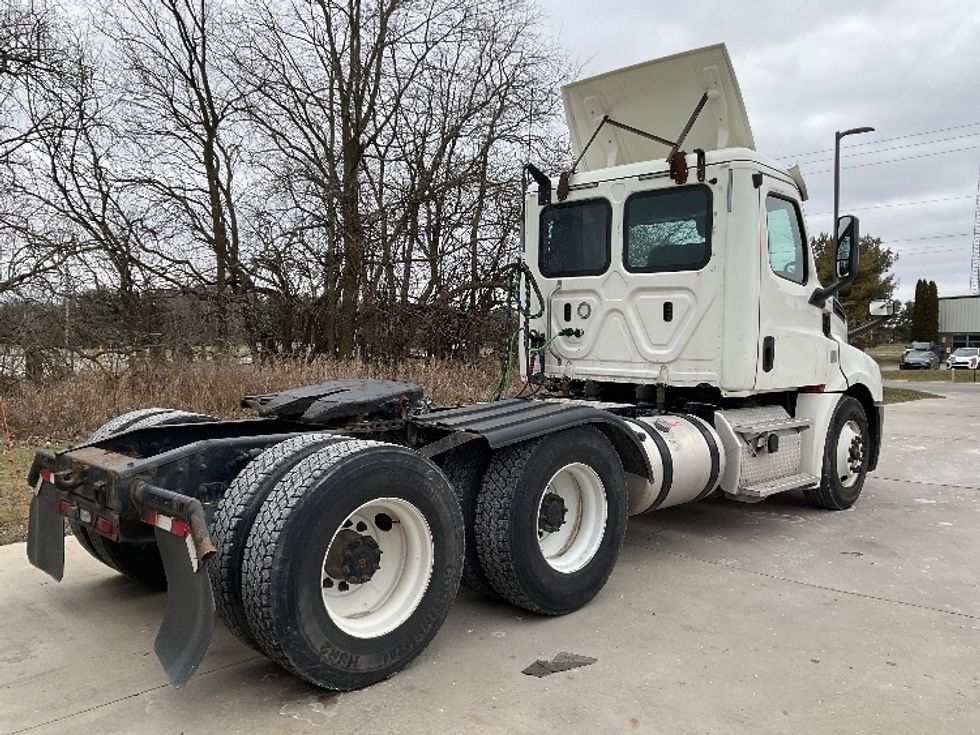 Day Cab Tractor-Heavy Duty Tractors-Freightliner-2019-T12664ST-Elkhart-IN-312,887\n\t\tmiles-$ 58,750 - Image 7