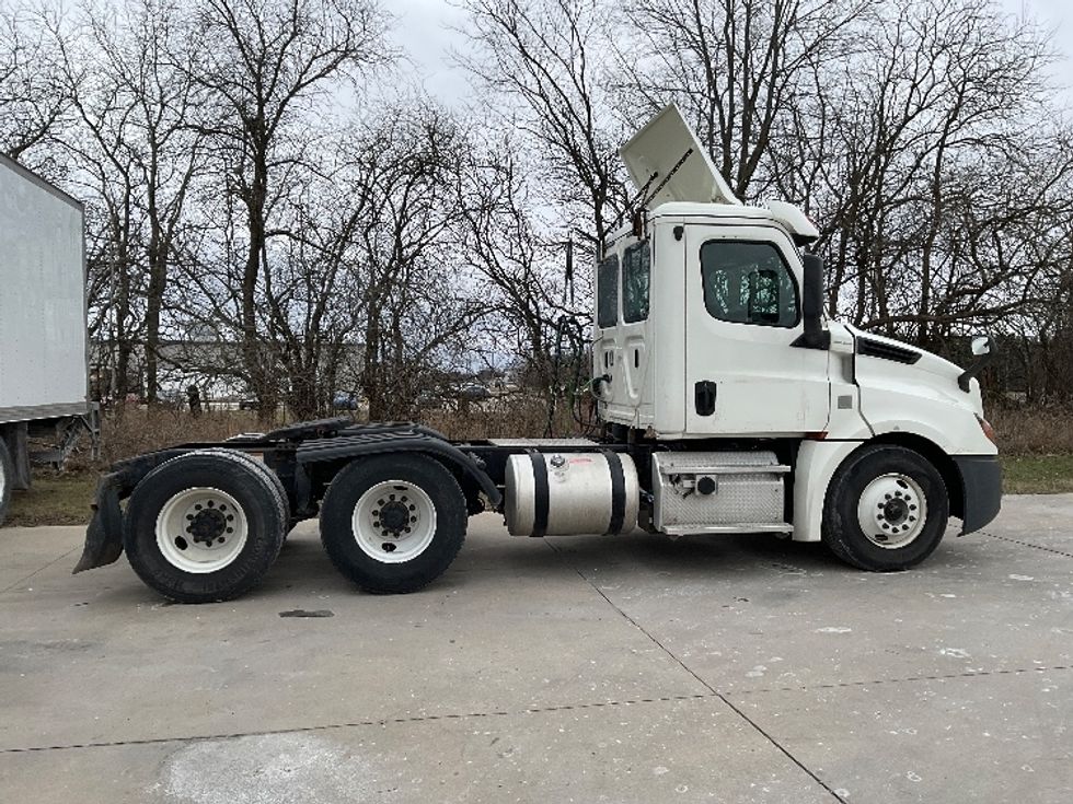 Day Cab Tractor-Heavy Duty Tractors-Freightliner-2019-T12664ST-Elkhart-IN-312,887\n\t\tmiles-$ 58,750 - Image 8