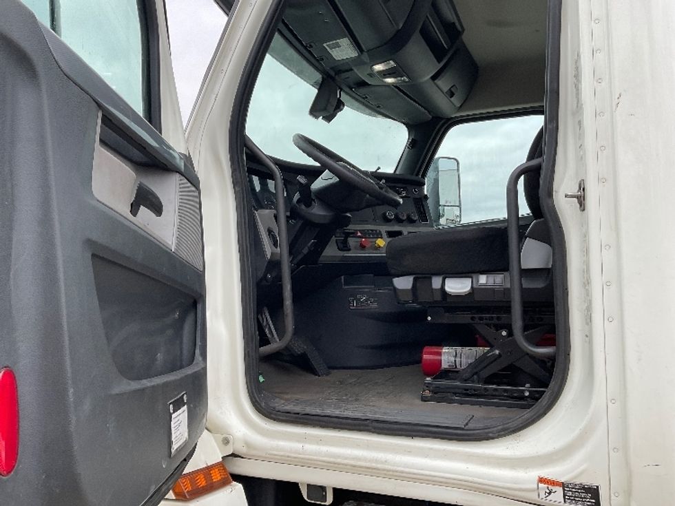 Day Cab Tractor-Heavy Duty Tractors-Freightliner-2019-T12664ST-Elkhart-IN-312,887\n\t\tmiles-$ 58,750 - Image 9