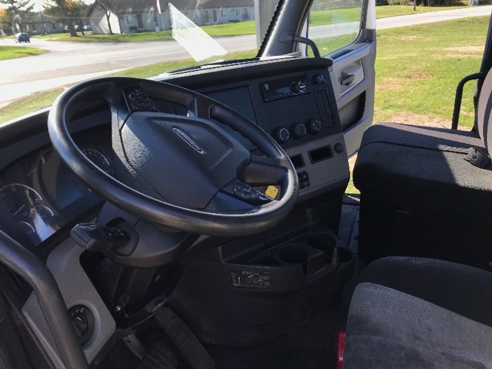 Day Cab Tractor-Heavy Duty Tractors-Freightliner-2019-T12664ST-Elkhart-IN-320,000\n\t\tmiles-$ 59,250 - Image 10